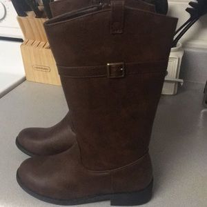 Girls size 2 brown boots with zipper sides, NWT and never worn